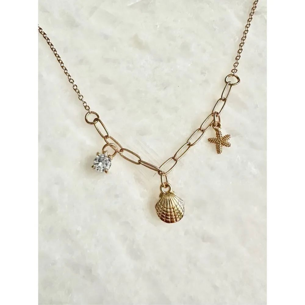 Seashell and starfish cubic zirconia chain-link dainty necklace ￼